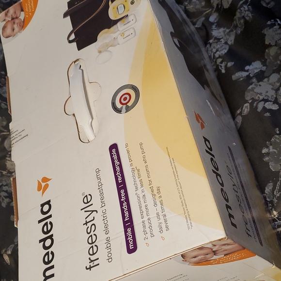 Medela Double Electric Breast Pump - Picture 5 of 5